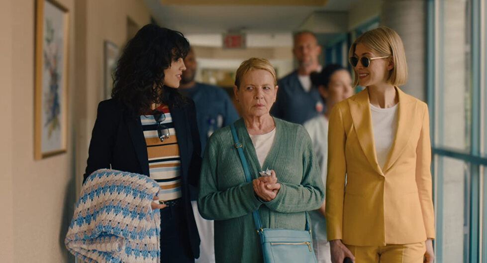     O wszystko zadbam - zwiastun filmu Netflixa. Rosamund Pike jako nieuczciwa opiekunka starszych osób